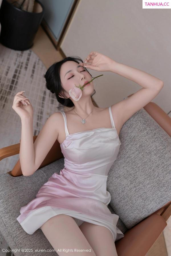 鱼子酱fish  [XiuRen]高清写真图 2025.02.19 No.9907 鱼子酱Fish 丝袜美腿第12张图片